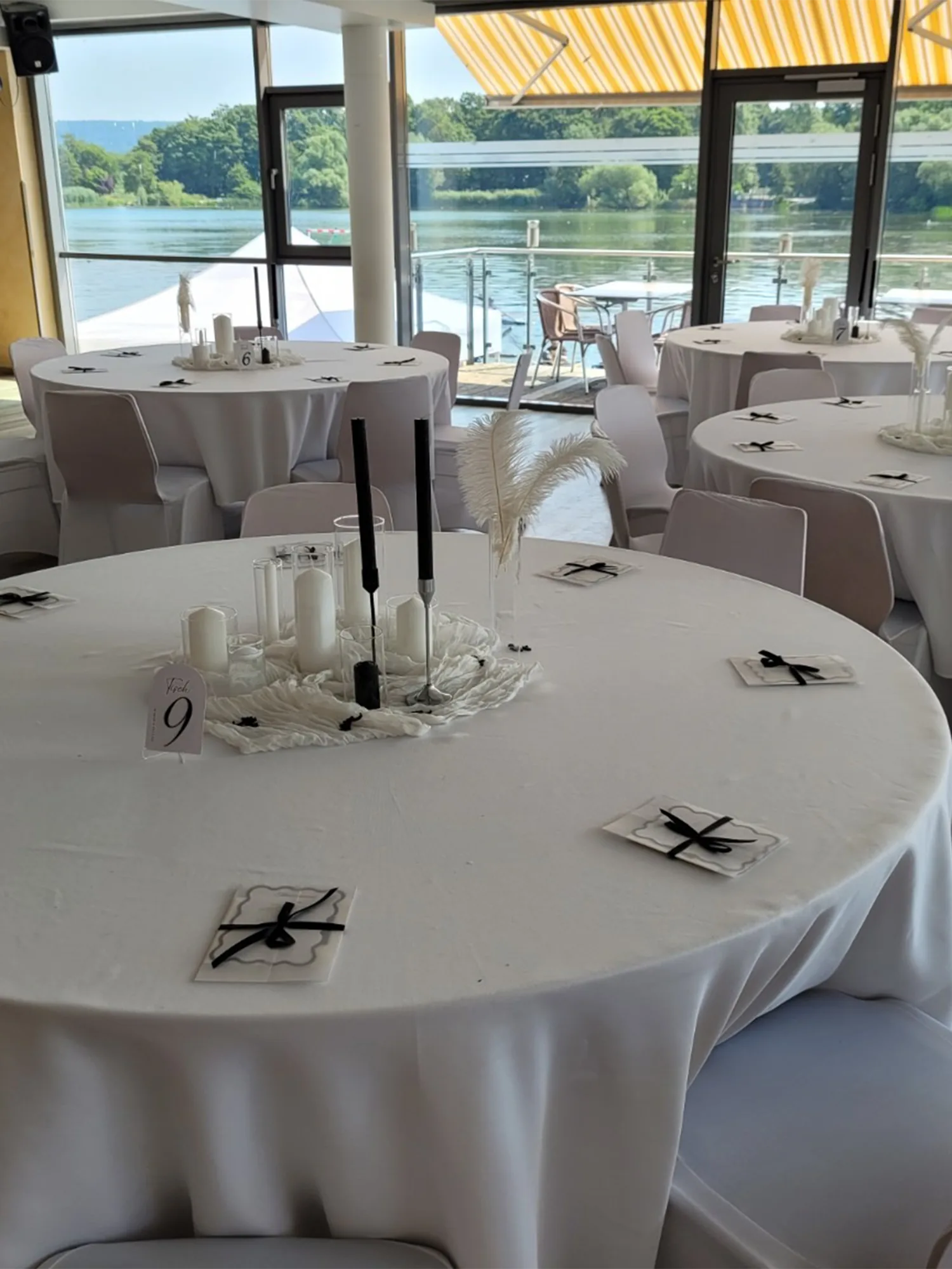 Festlich gedeckte Tische an einer hellen Location am See