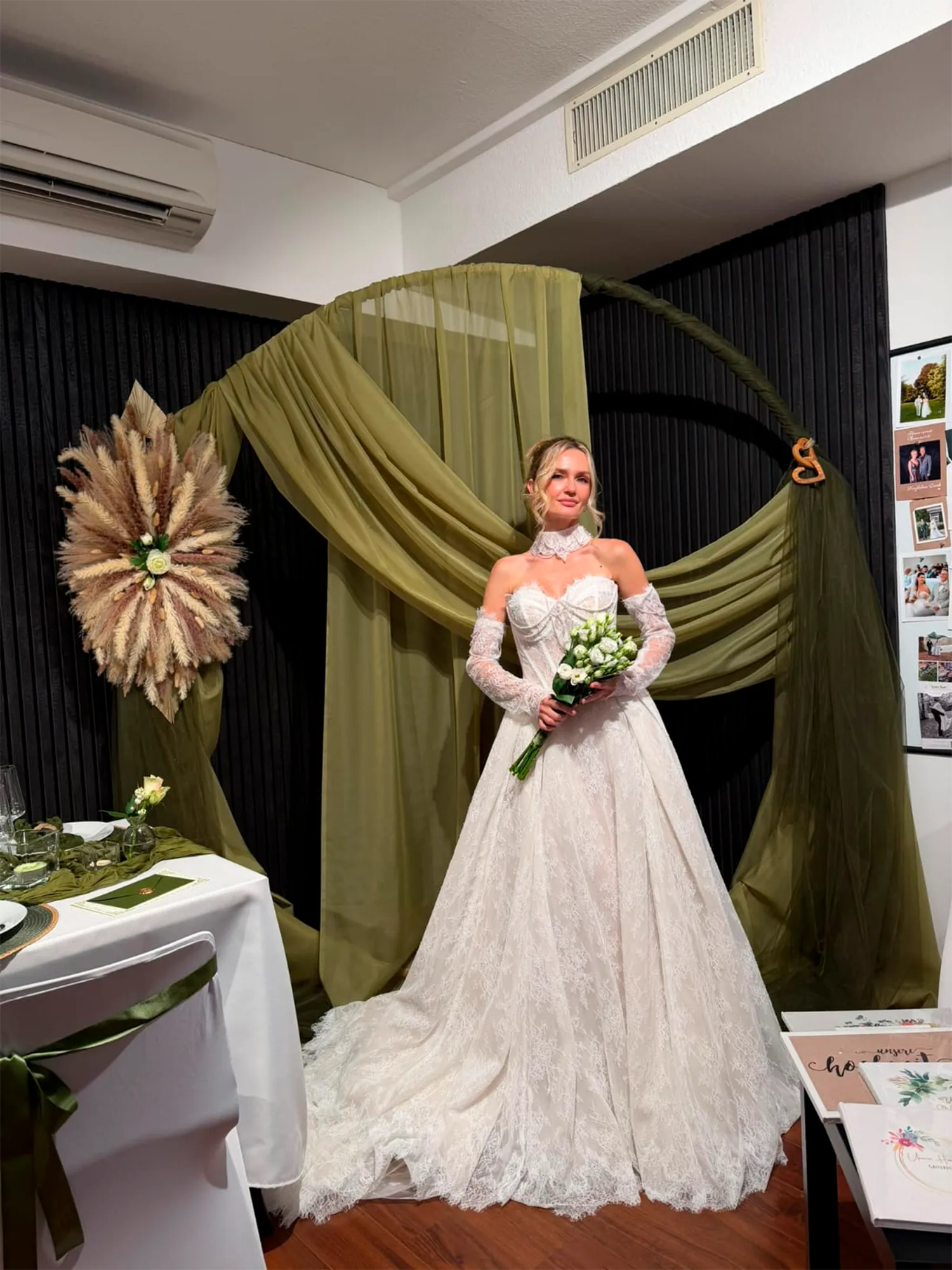 Braut vor einer floralen Kulisse in Oliv und Gold