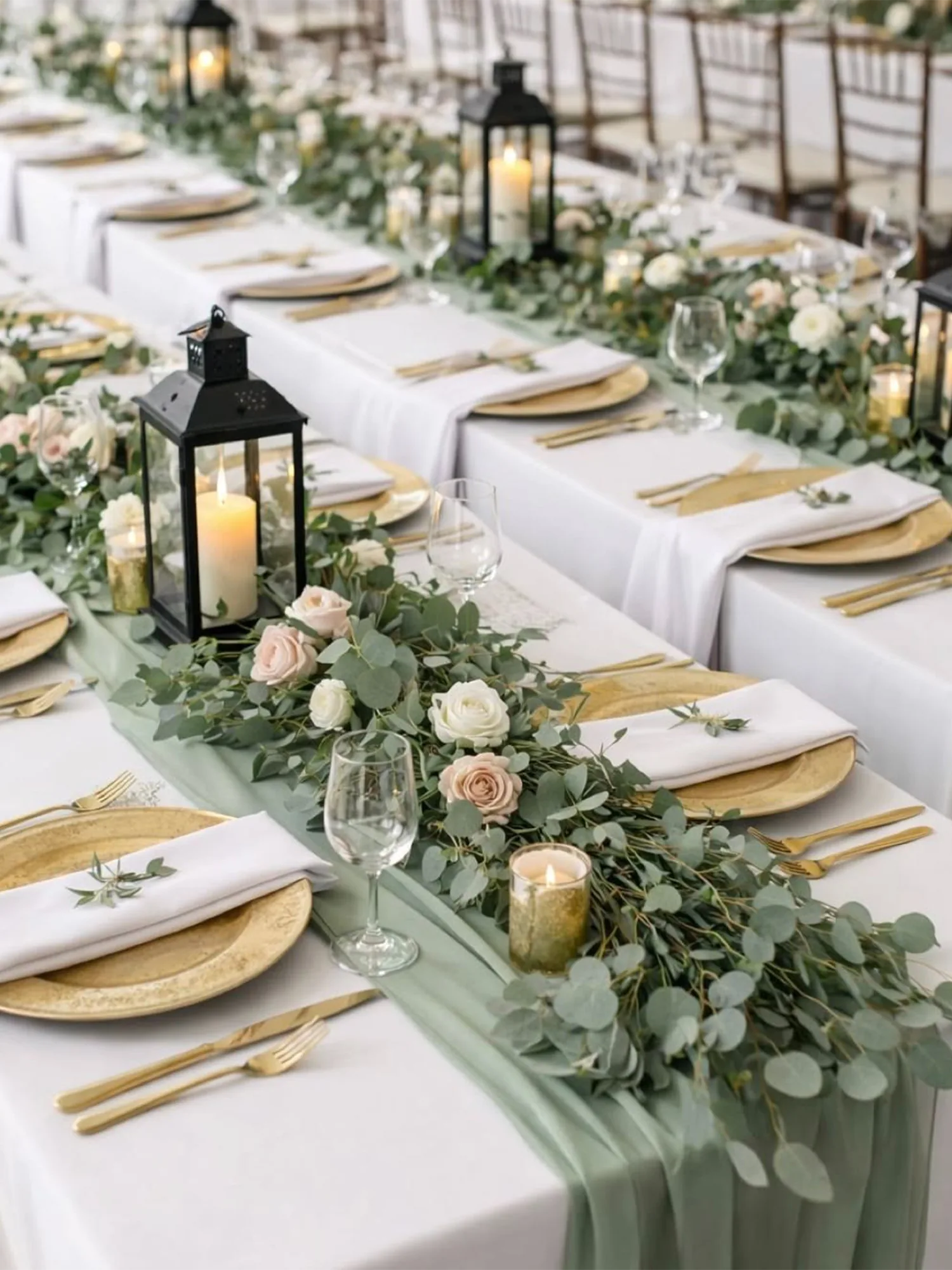 Festlich gedeckte Hochzeitstafel in Oliv und Gold