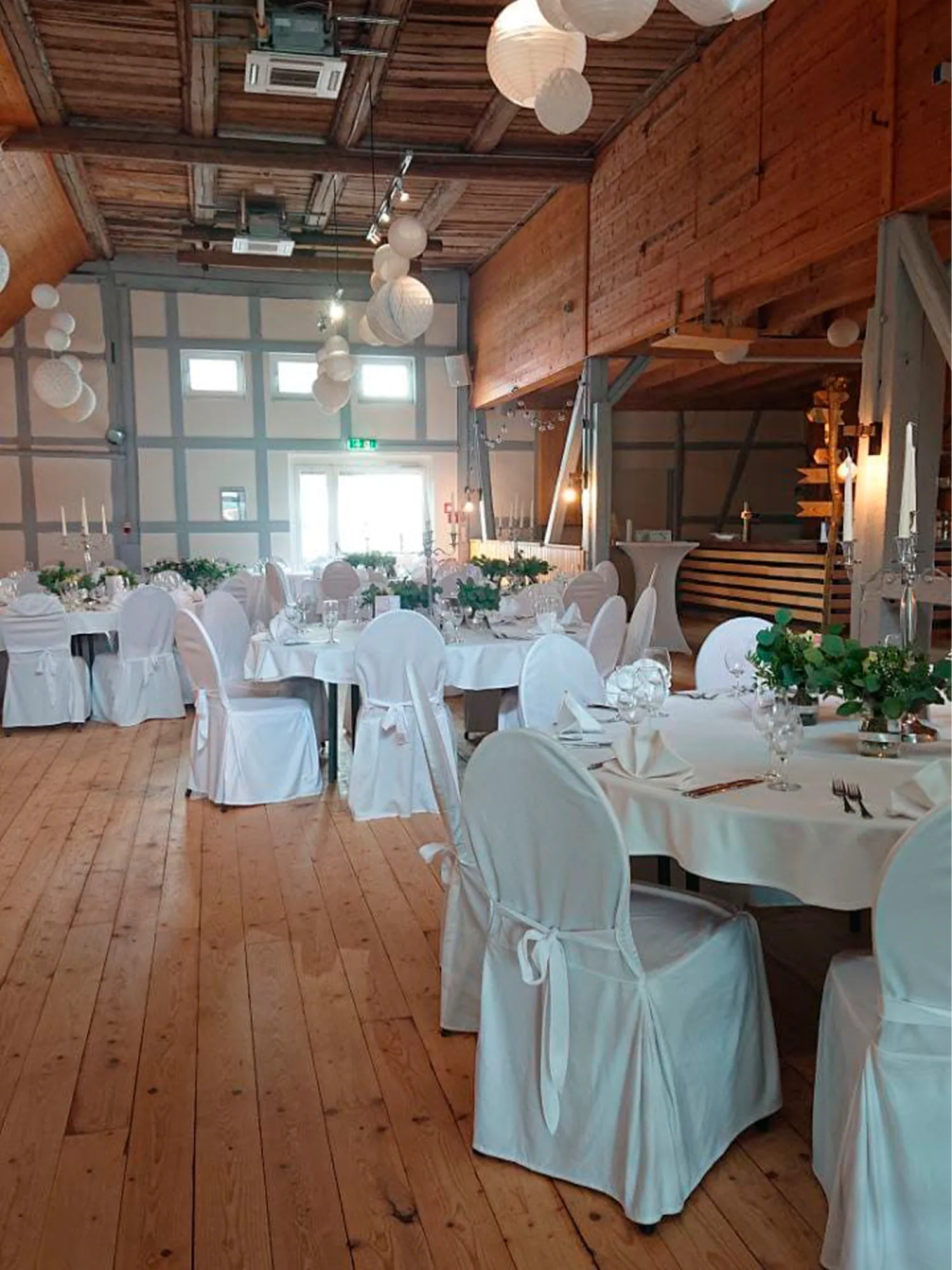 Elegant dekorierter Festsaal mit langen Tafeln